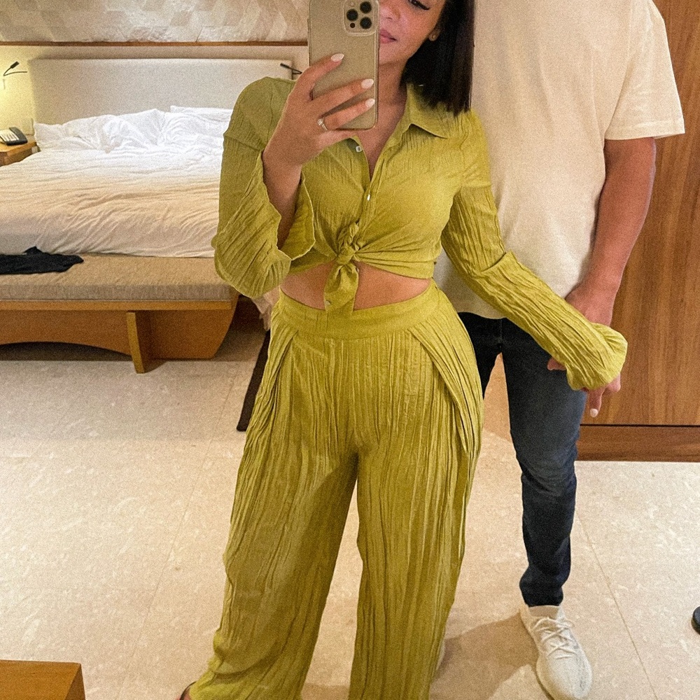 2 piece pliss green pant set.